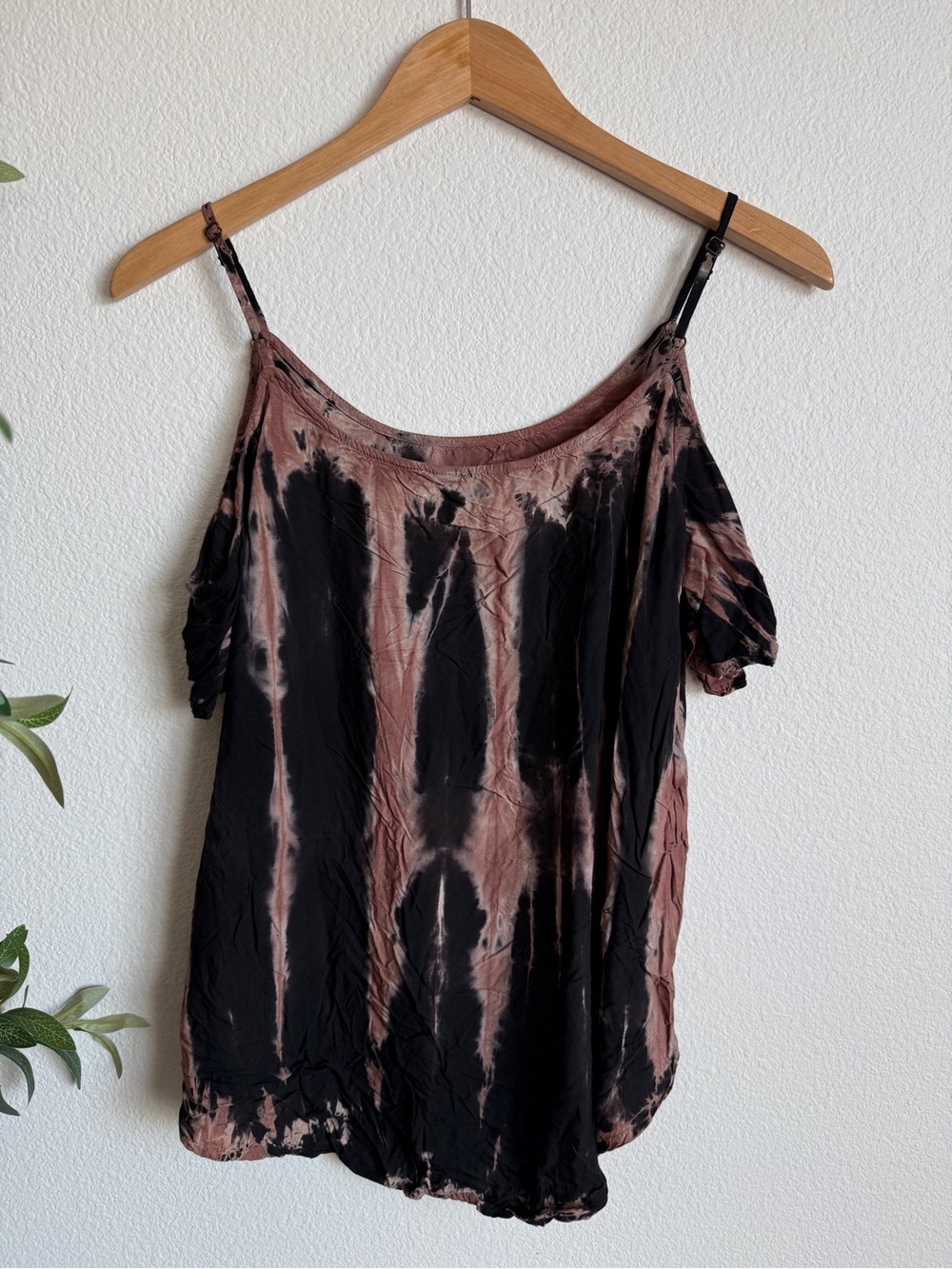 Rock & Republic Black Brown Tie Dye Edgy Cold Shoulder Top Women’s Size Medium - Picture 3 of 5